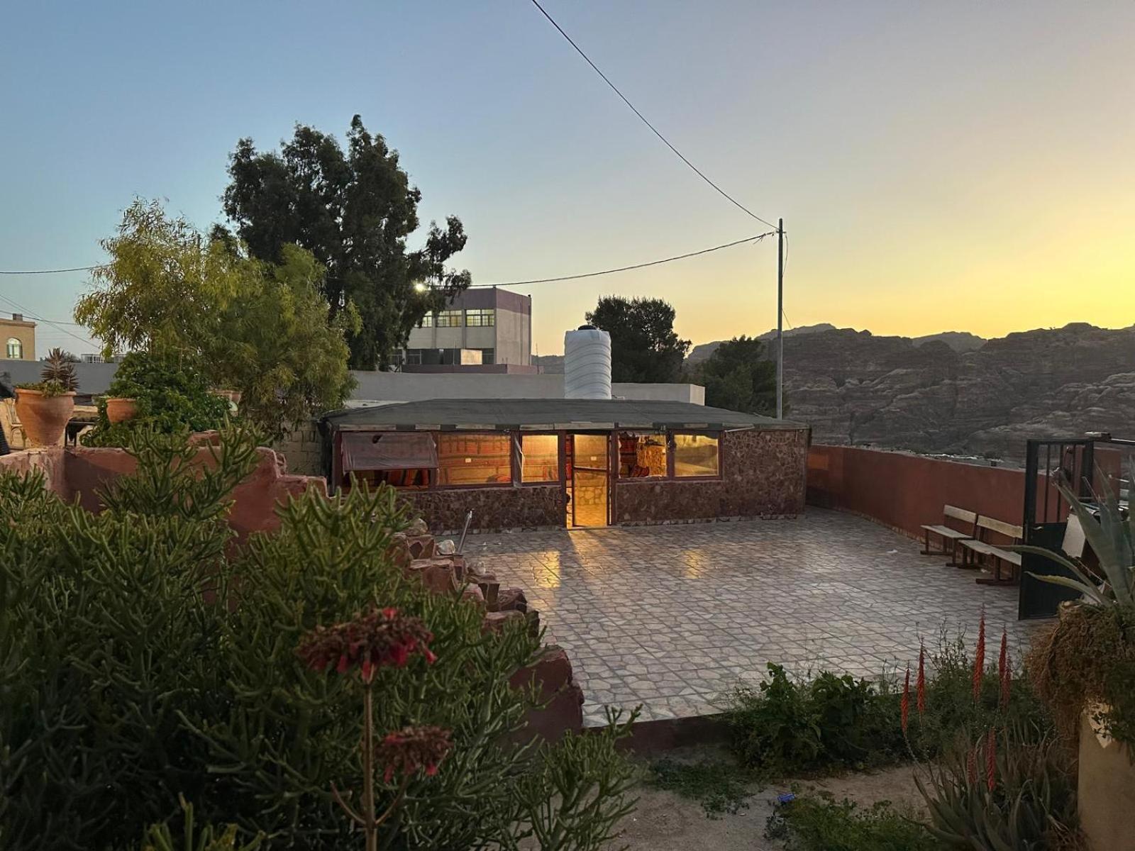 Happy Bedouin House Petra Bed & Breakfast Al Hayy ภายนอก รูปภาพ